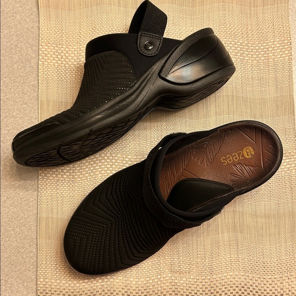 Bzees Black Knit Women's Mules - Picture 4 of 6